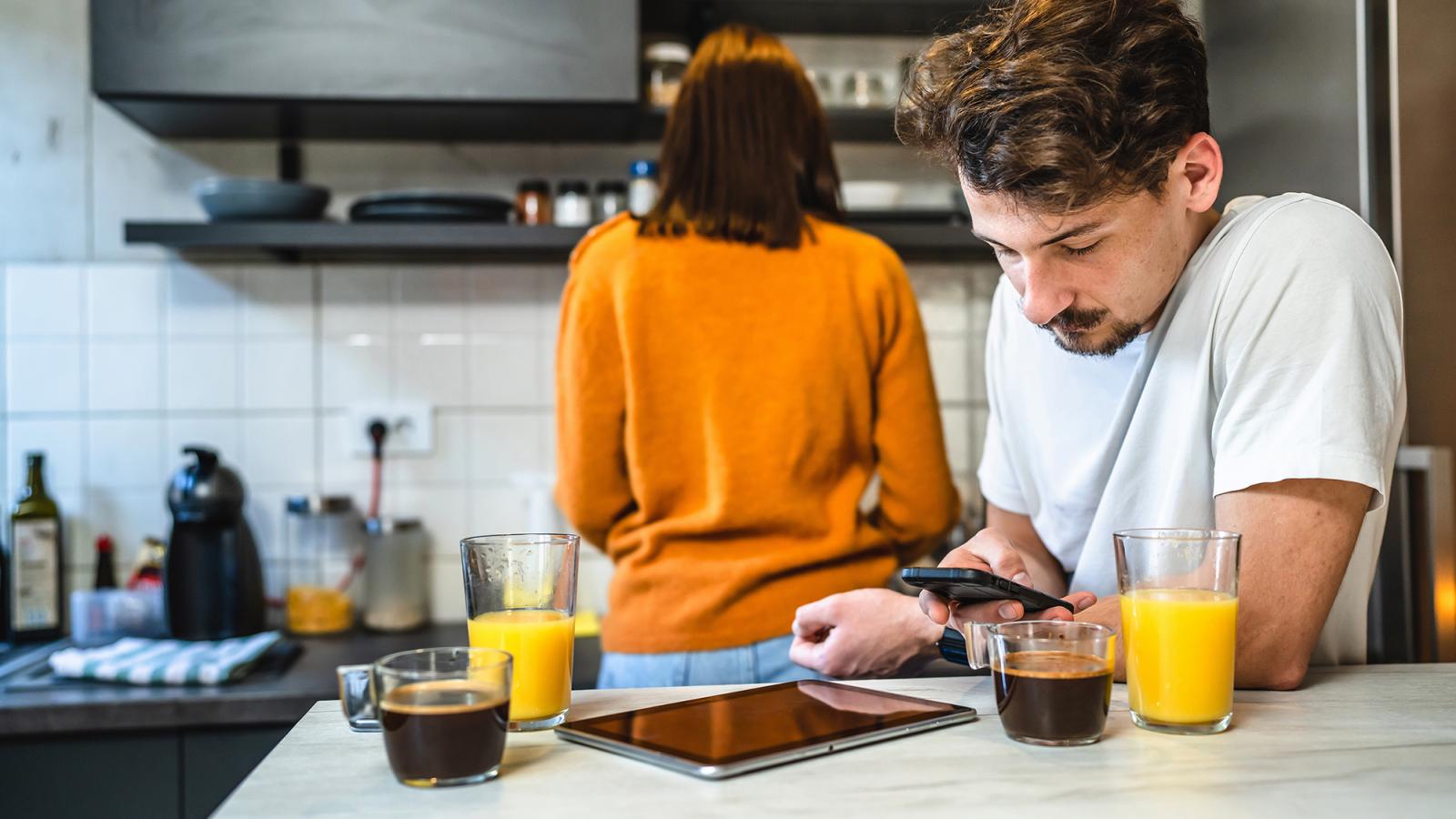 Hány joule kell
egy jó házassághoz?
Hányszor
kell lemondanunk
a büszkeségünkről,
megbocsátani
megbocsáthatatlannak
vélt
dolgokat?