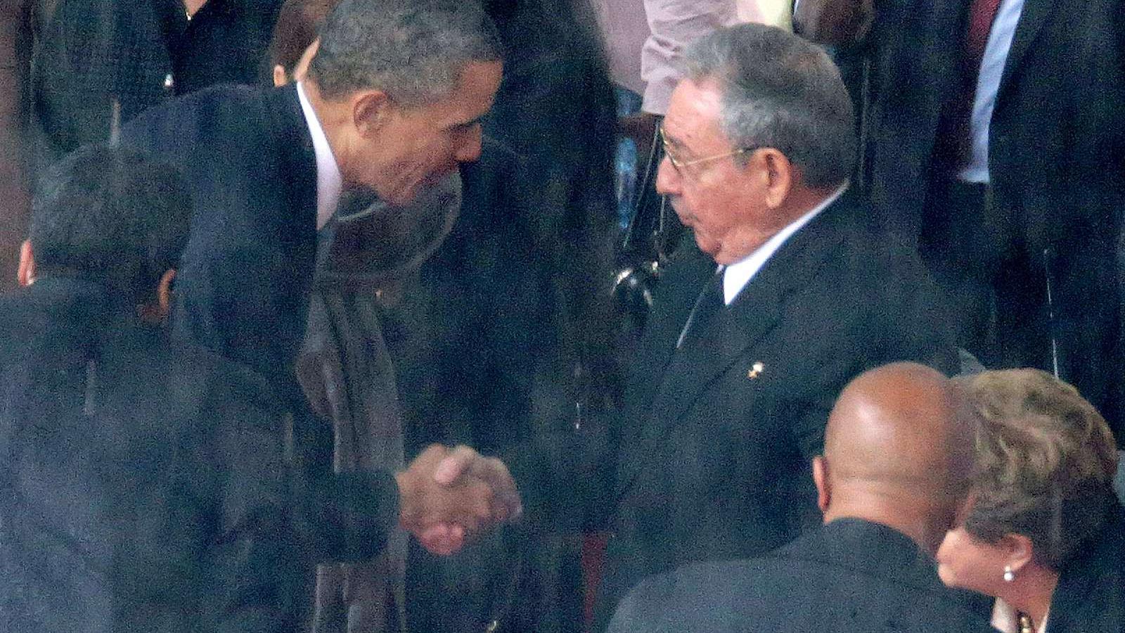 Politikai vihart kavart - egy évvel ezelőtt - Mandela temetésén Obama és Castro kézfogása. Fotó: Chip Somodevilla /GettyImages