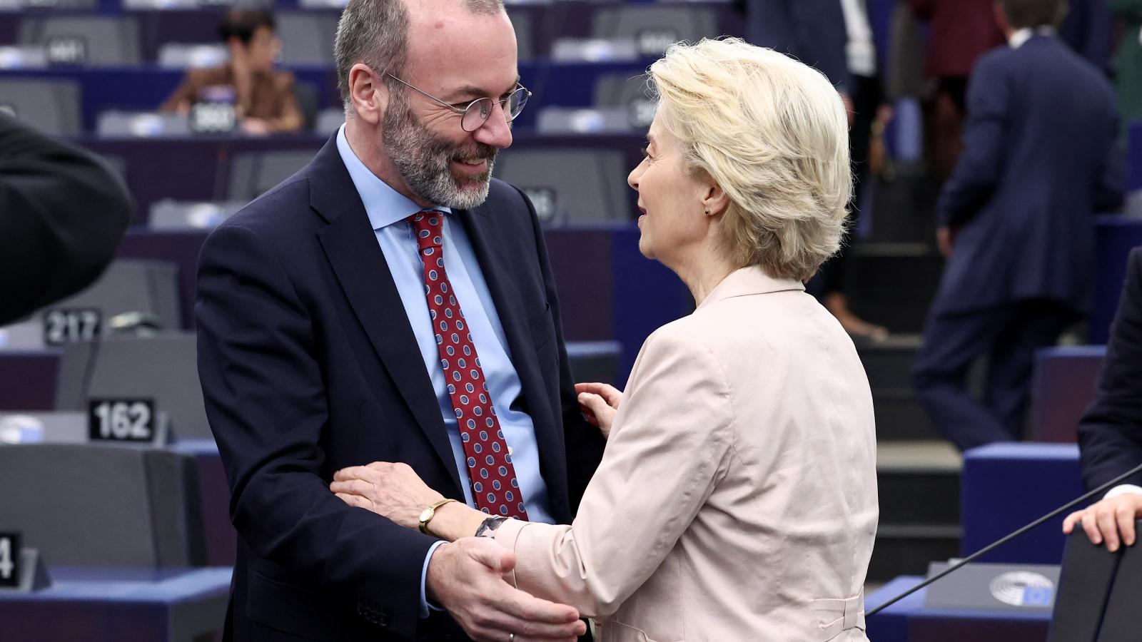 Ursula von der Leyen és Manfred Weber EPP-elnök a november 27-i európai parlamenti ülésen 