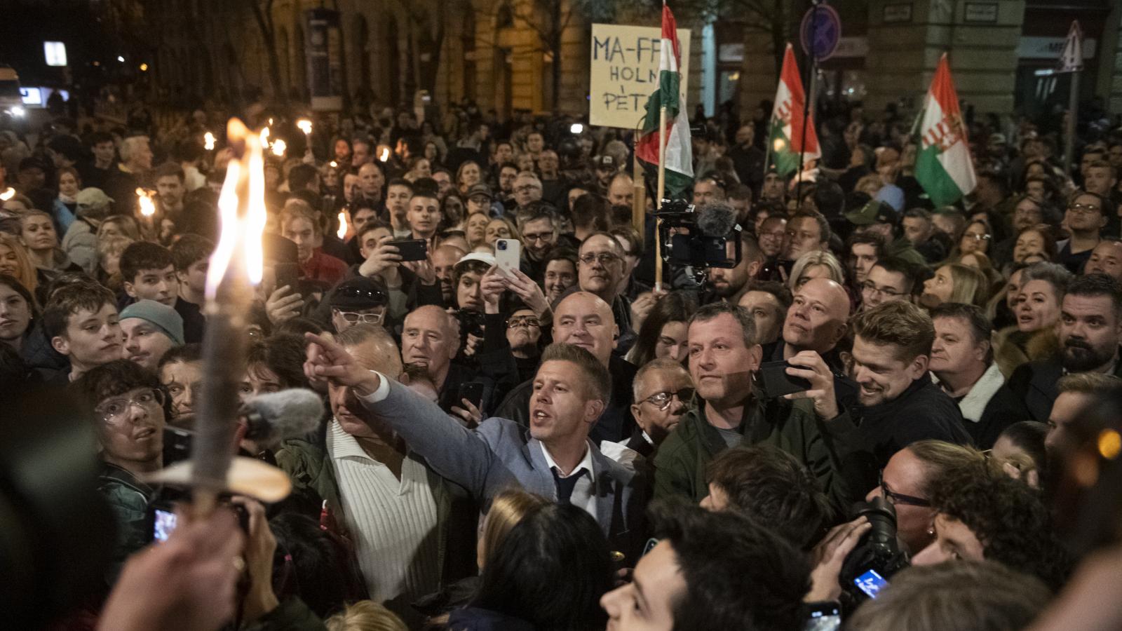 Az új Messiás, Magyar Péter egyszerre utasítja el mindazt, ami régi – Orbánt és Gyurcsányt –, és látszik képviselni mindenkit, aki változást akar 