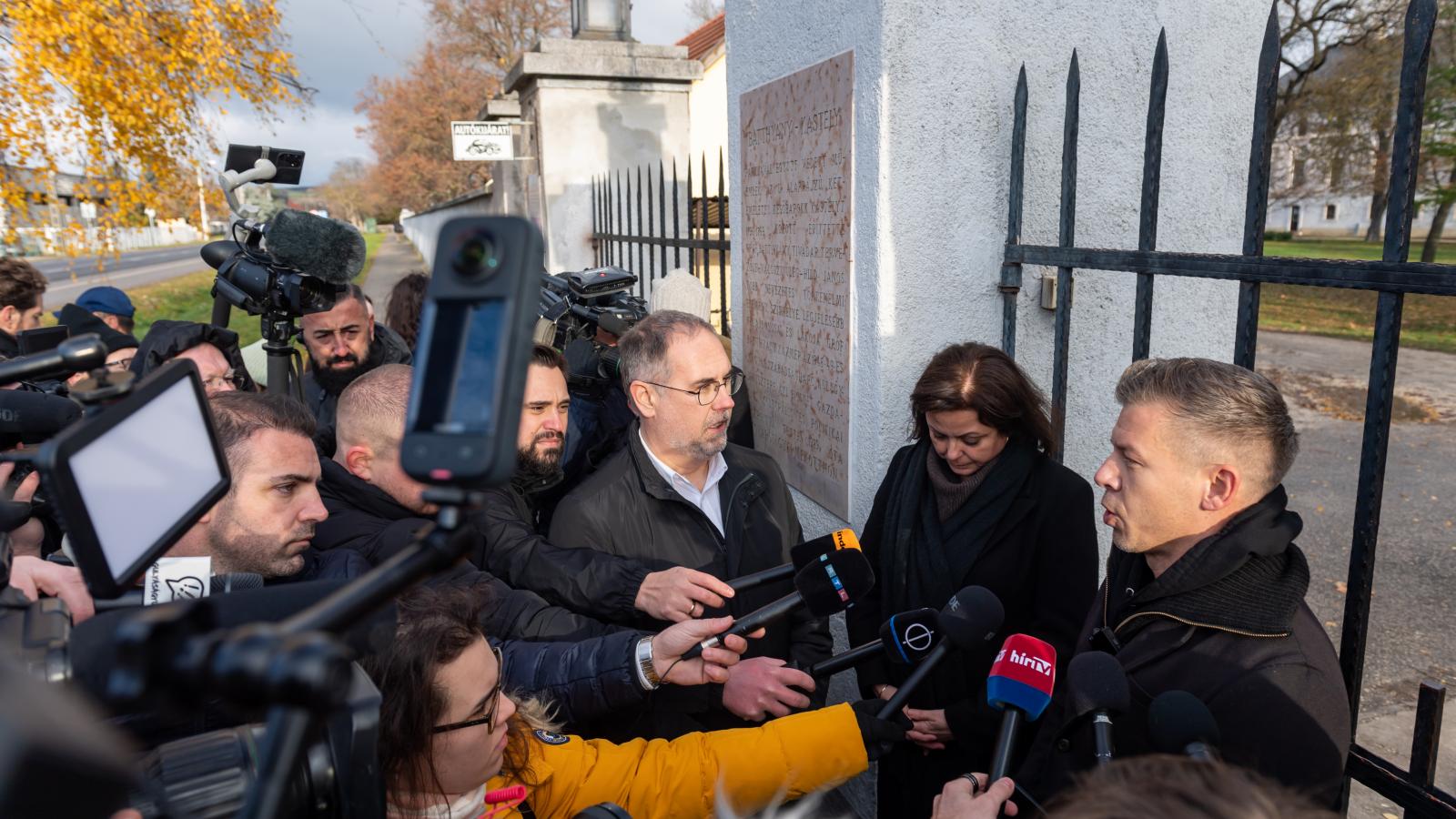 Magyar Péter a bicskei gyermek­otthon előtt. Nem engedték be