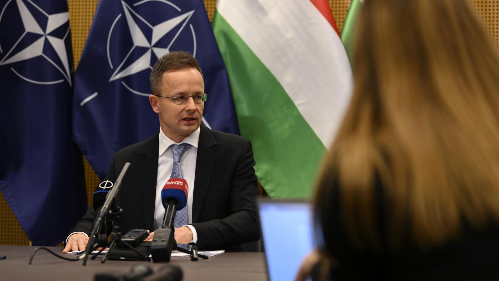 Szijjártó Péter sajtótájékoztatót tart a NATO-tagországok külügyminisztereinek találkozóján Brüsszelben, december 4-én 