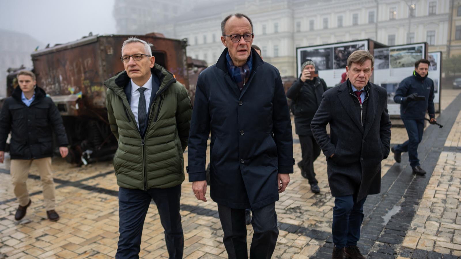 Martin Jäger ukrajnai német nagykövet és és Friedrich Merz, a CDU vezetője Kijevben december 9-én 