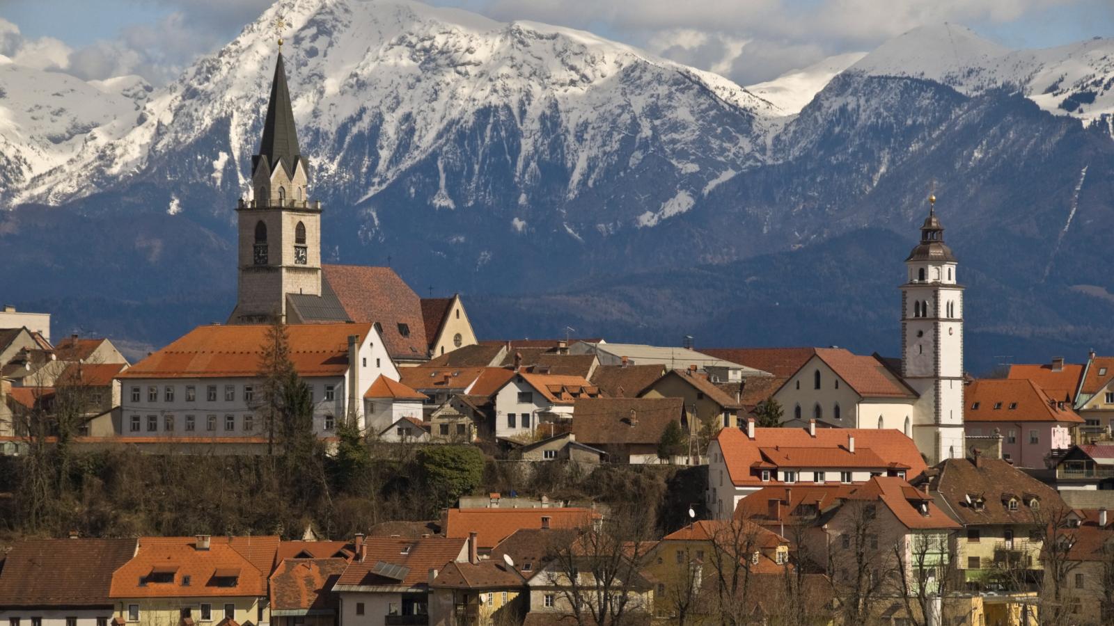 Kranj látképe a háttérben a Kamniki-Alpokkal 