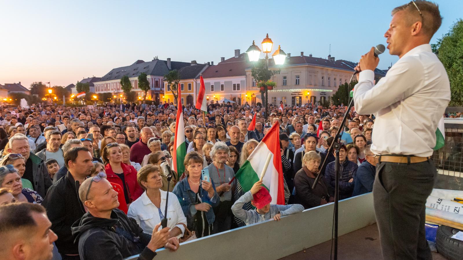 Magyar Péter egy teherautó platójáról beszél. A neheze csak most jön: az érzelmi kereteket értelemmel kell megtöltenie