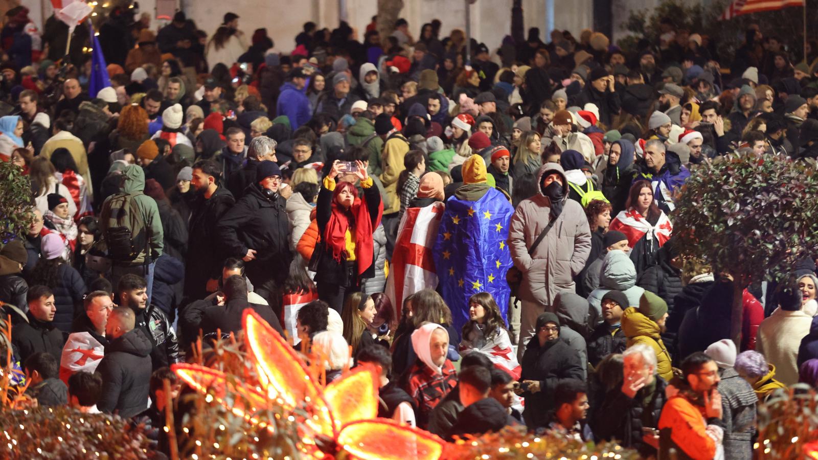 A grúzok szilveszterkor is tömegesen vonultak utcára, s tüntettek a rezsim ellen