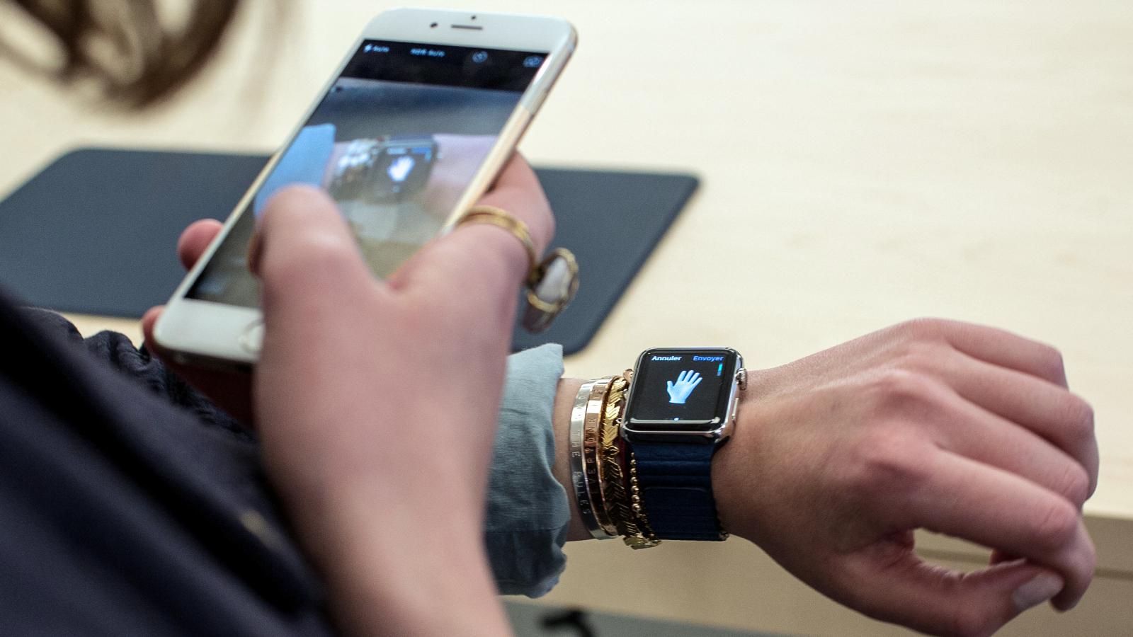 Egy iPhone 6 és Apple Watch felhasználó - Képünk illusztráció 