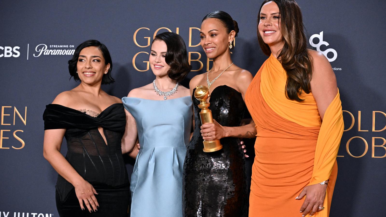 Adriana Paz, Selena Gomez, Zoe Saldana és Karla Sofia Gasóon az Emilia Pérez stábjából a díjjal