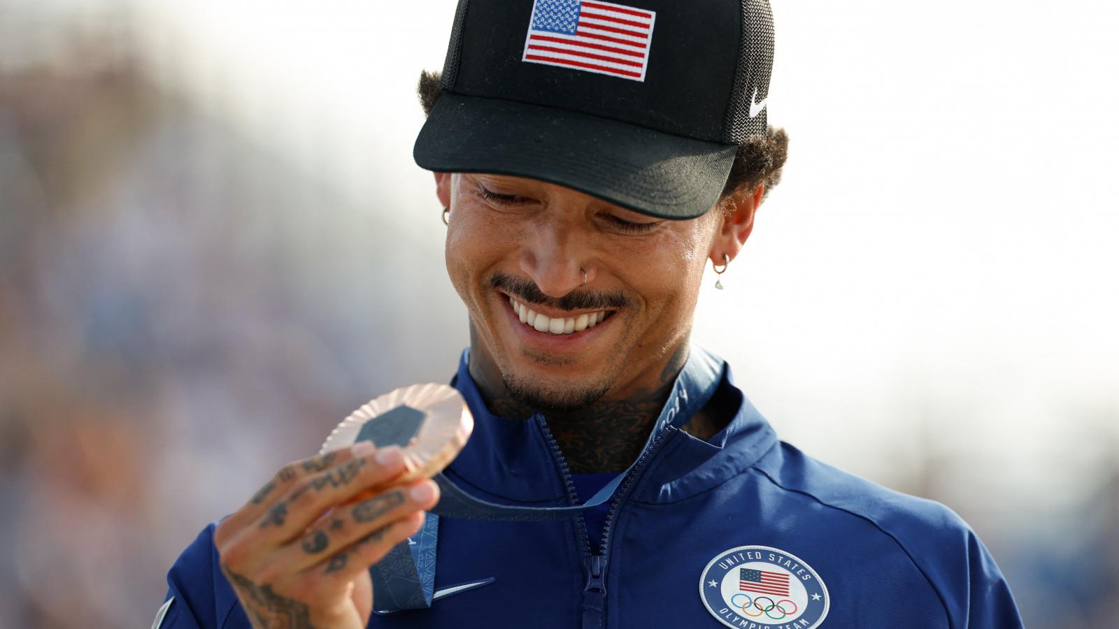 Nyjah Huston amerikai gördeszkázó Párizsban a bronzérmével 2024. július 29-én 