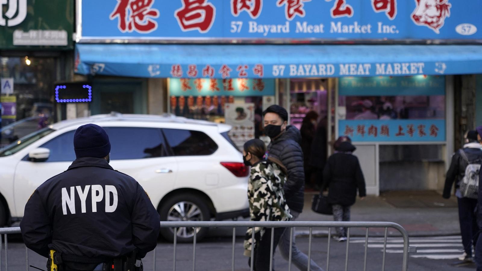 Rendőr Manhattan Chinatown negyedében - Képünk illusztráció 