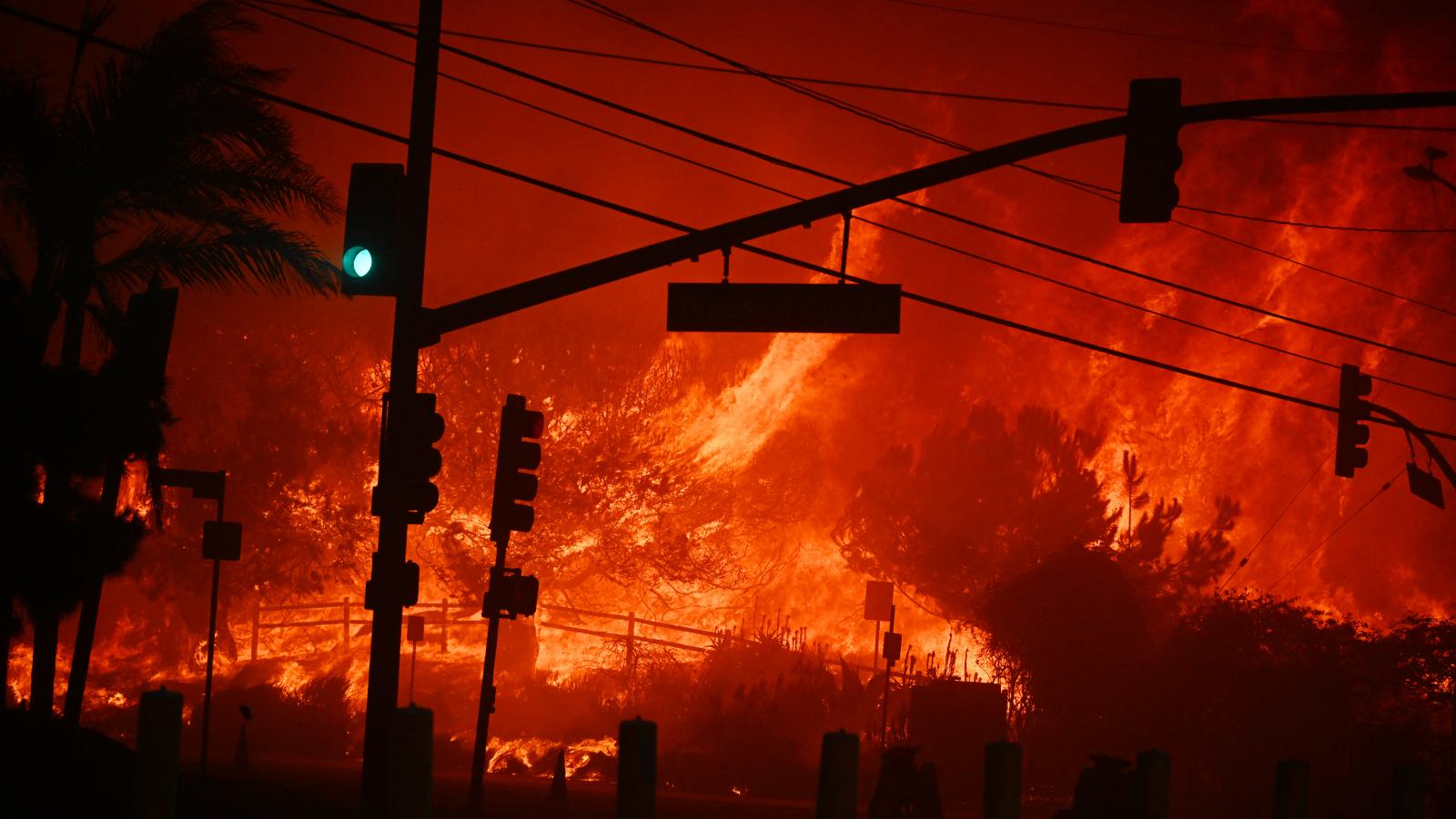 Erdőtűz pusztít Kalifornia államban, a Los Angeles-i Pacific Palisades lakónegyedben 2025. január 7-én. 