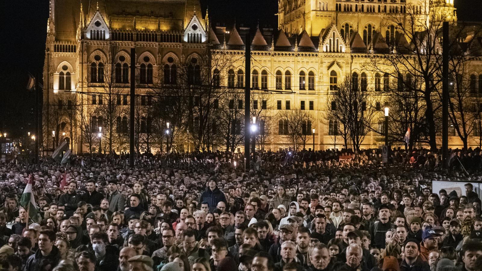 Magyar Péter által meghirdetett tüntetés a Parlament előtt tavaly március 26-án. Szükség van a változtatás kikényszerítéséhez is elégséges, kritikus nagyságot elérő társadalmi akaratra