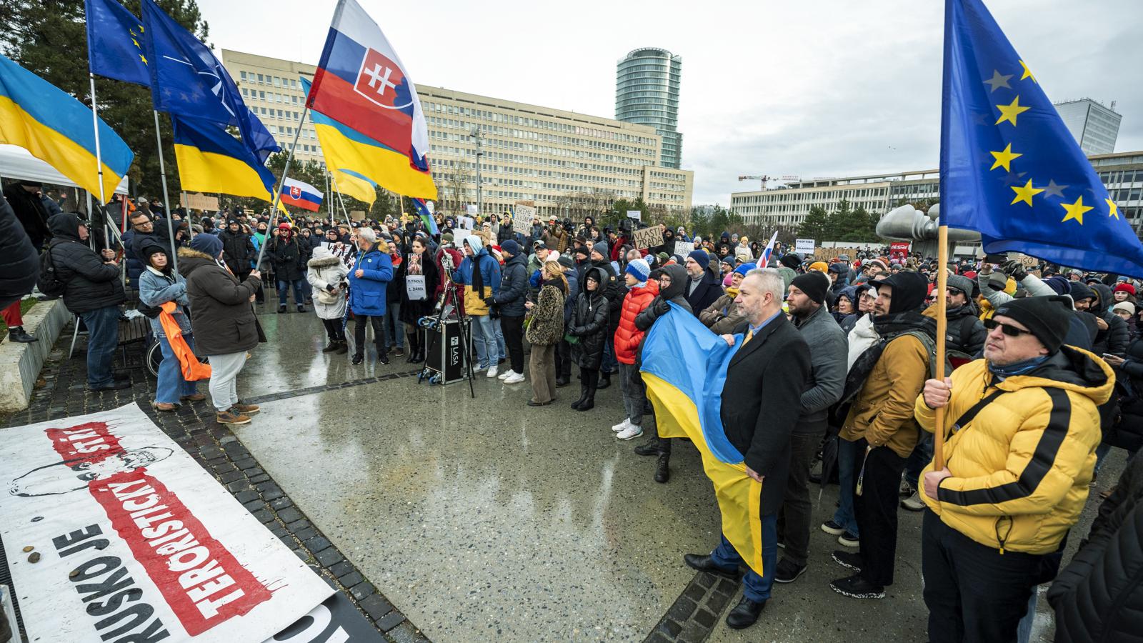 Szlovák, ukrán és uniós zászlók együtt egy decemberi Fico ellenes pozsonyi tüntetésen