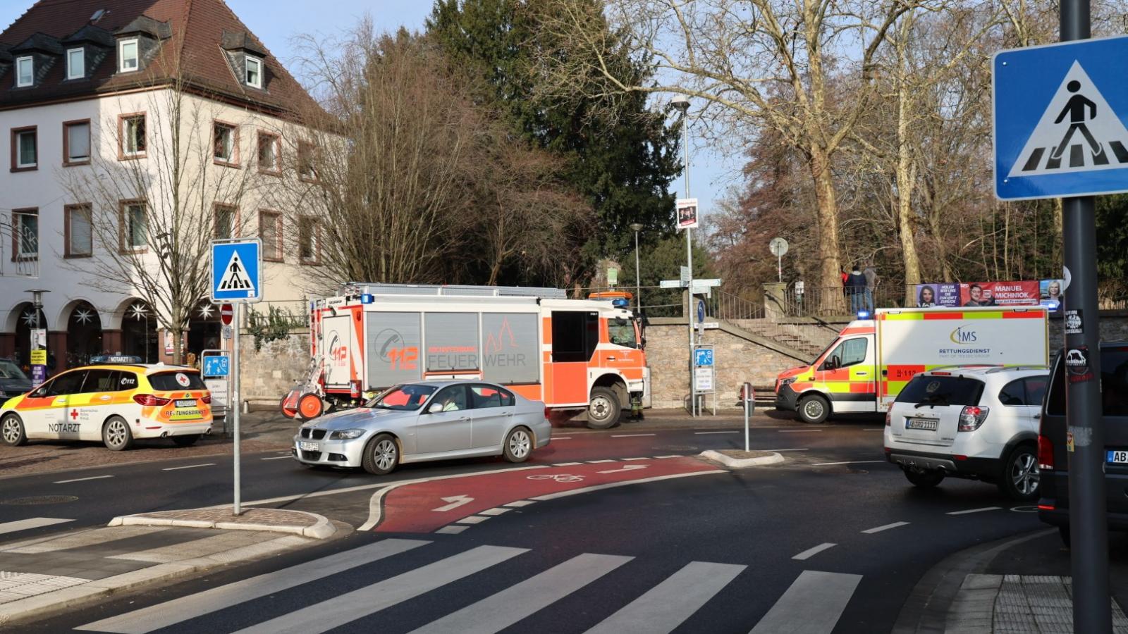 Mentő- és tűzoltó-egységek a park bejáratánál január 22-én 