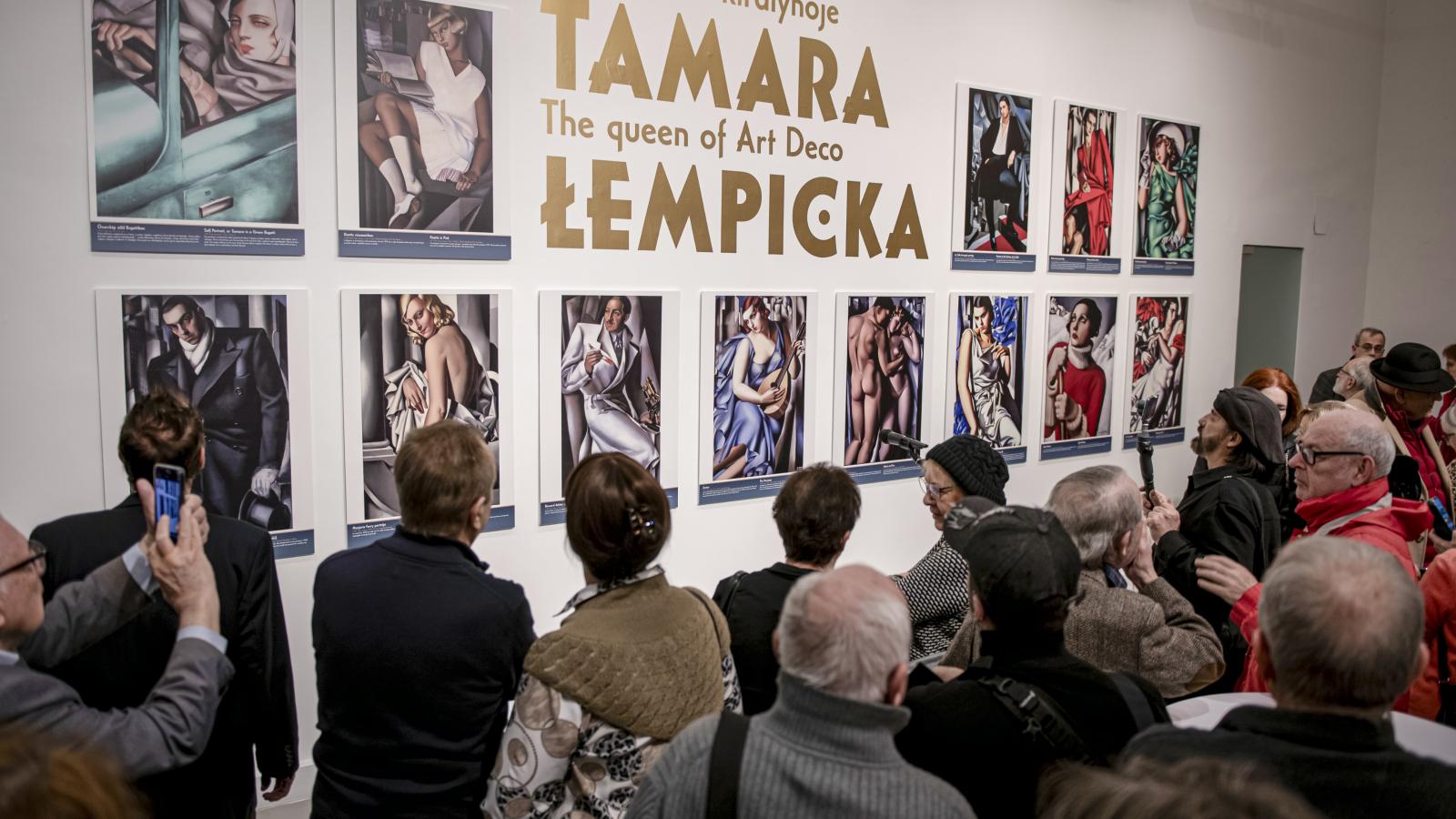 Tamara Łempicka képeinek reprodukciói is tömeget vonzanak. Munkásságának a legnagyobb, legizgalmasabb része az 1920-as és a 30-as évek