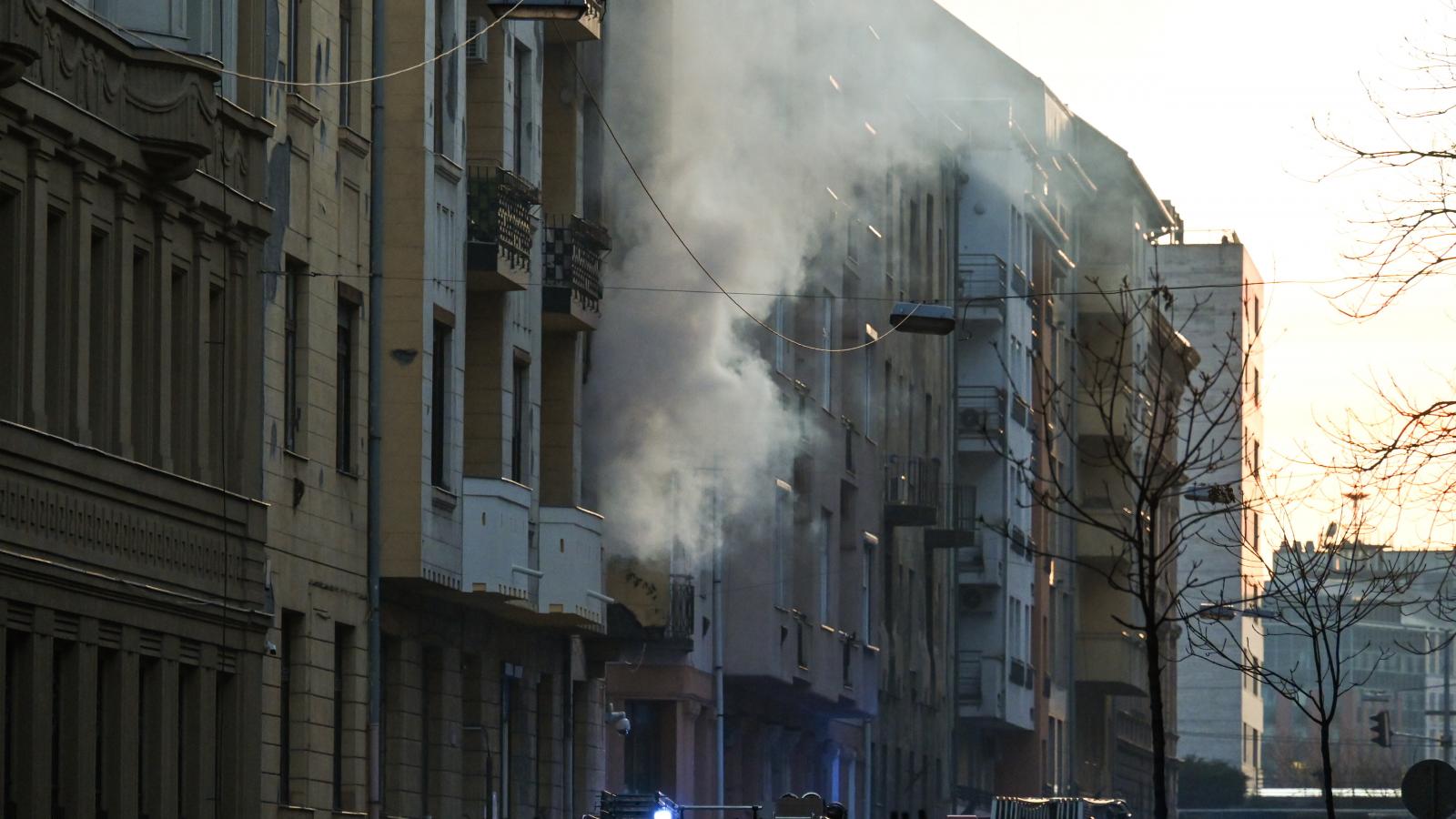 Tűzoltók dolgoznak a IX. kerületi Vakapu utcában