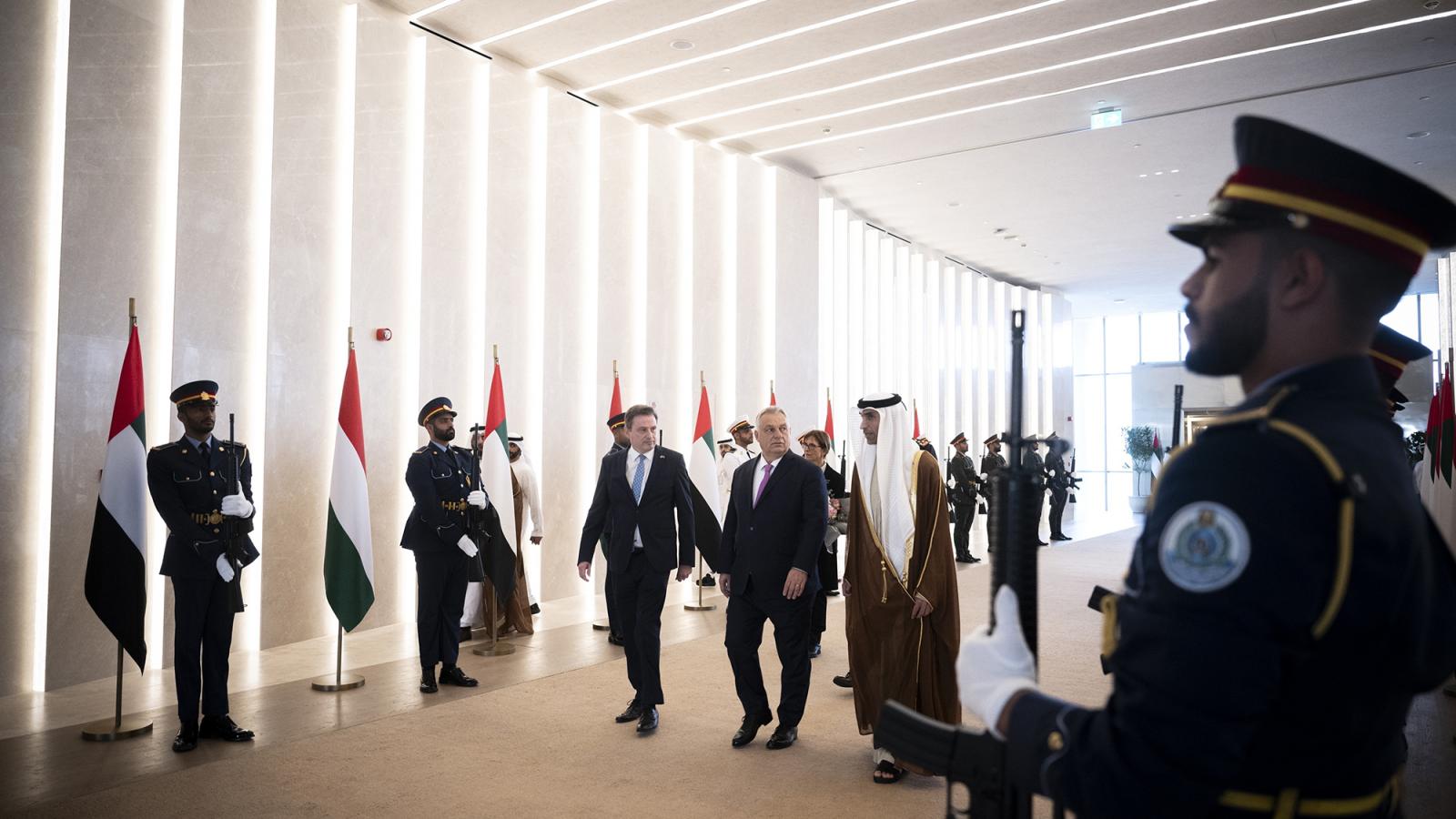 Orbán Viktor miniszterelnököt  fogadja Száni bin Ahmed az-Zejudi, az Egyesült Arab Emírségek külkereskedelmi államminisztere Abu-Dzabi repterén 2025. január 28-án