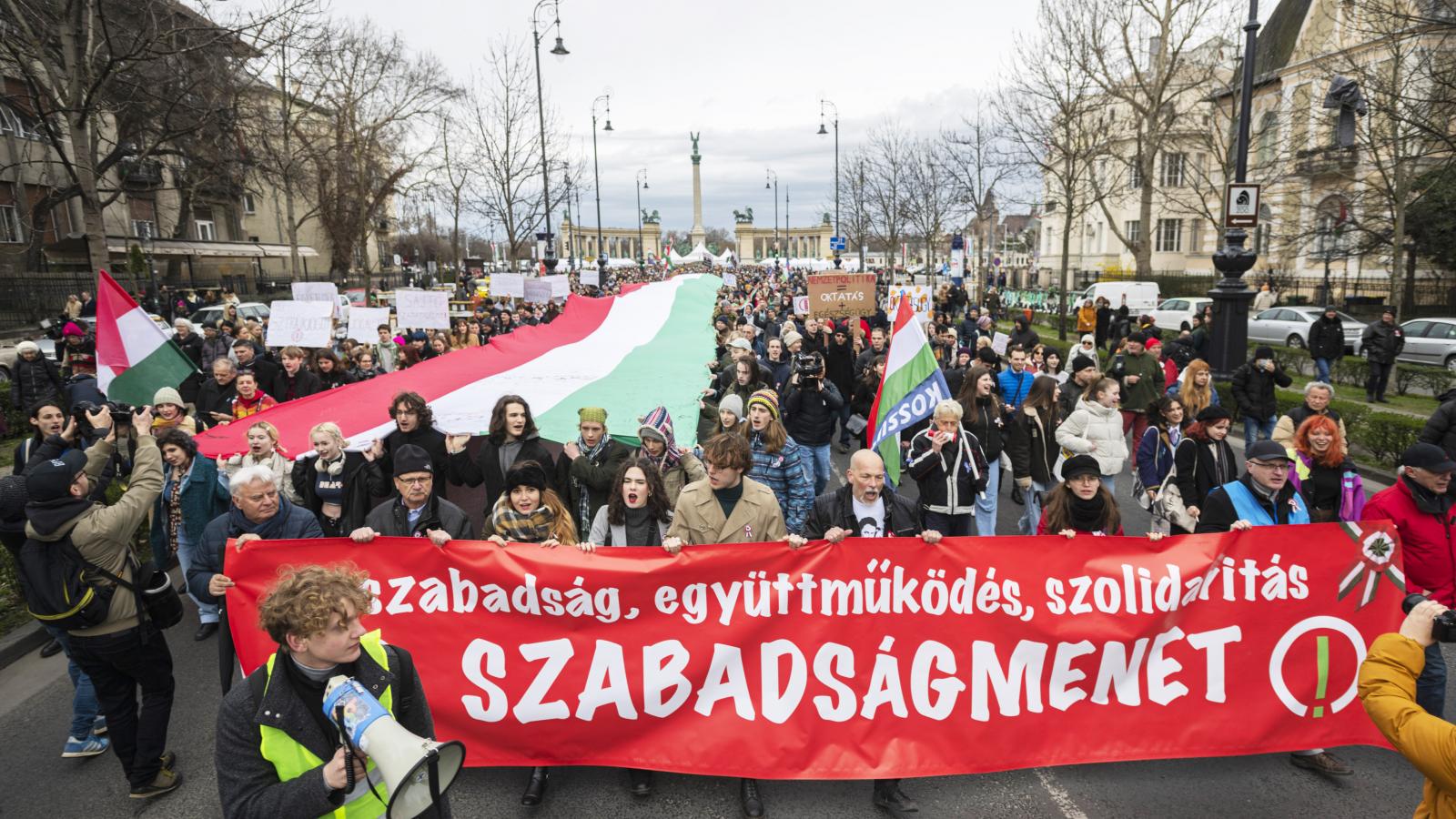 Diákok, civil szervezetek szabadságmenete. A helyi, legégetőbb gondokra kell megoldásokat találni