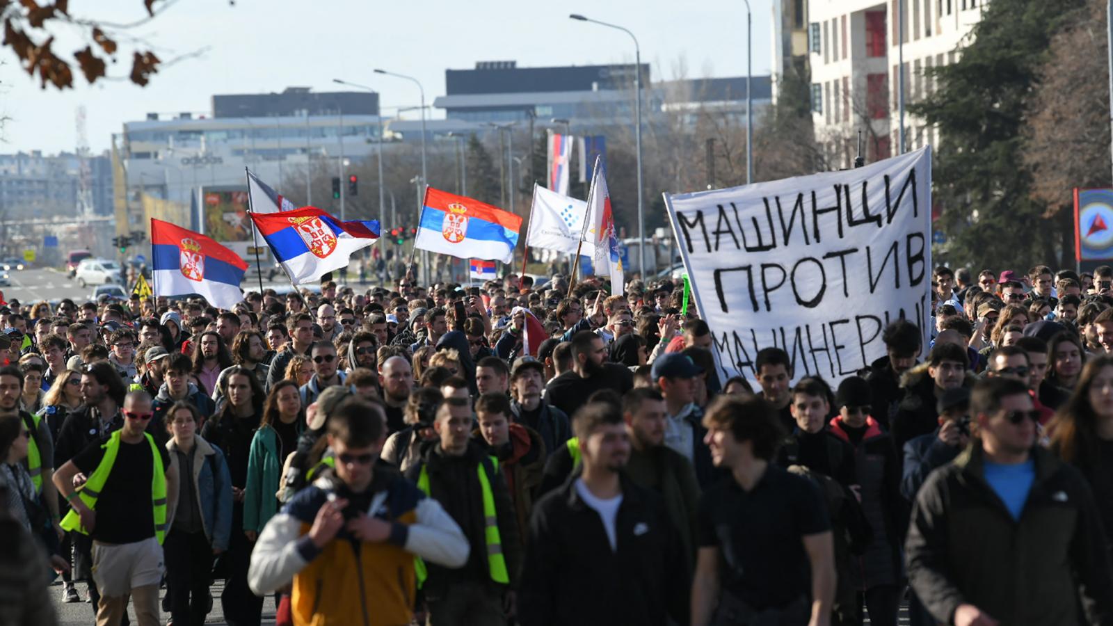 A diákokat tapssal, innivalókkal és élelemmel fogadják a településeken, ahol áthaladnak