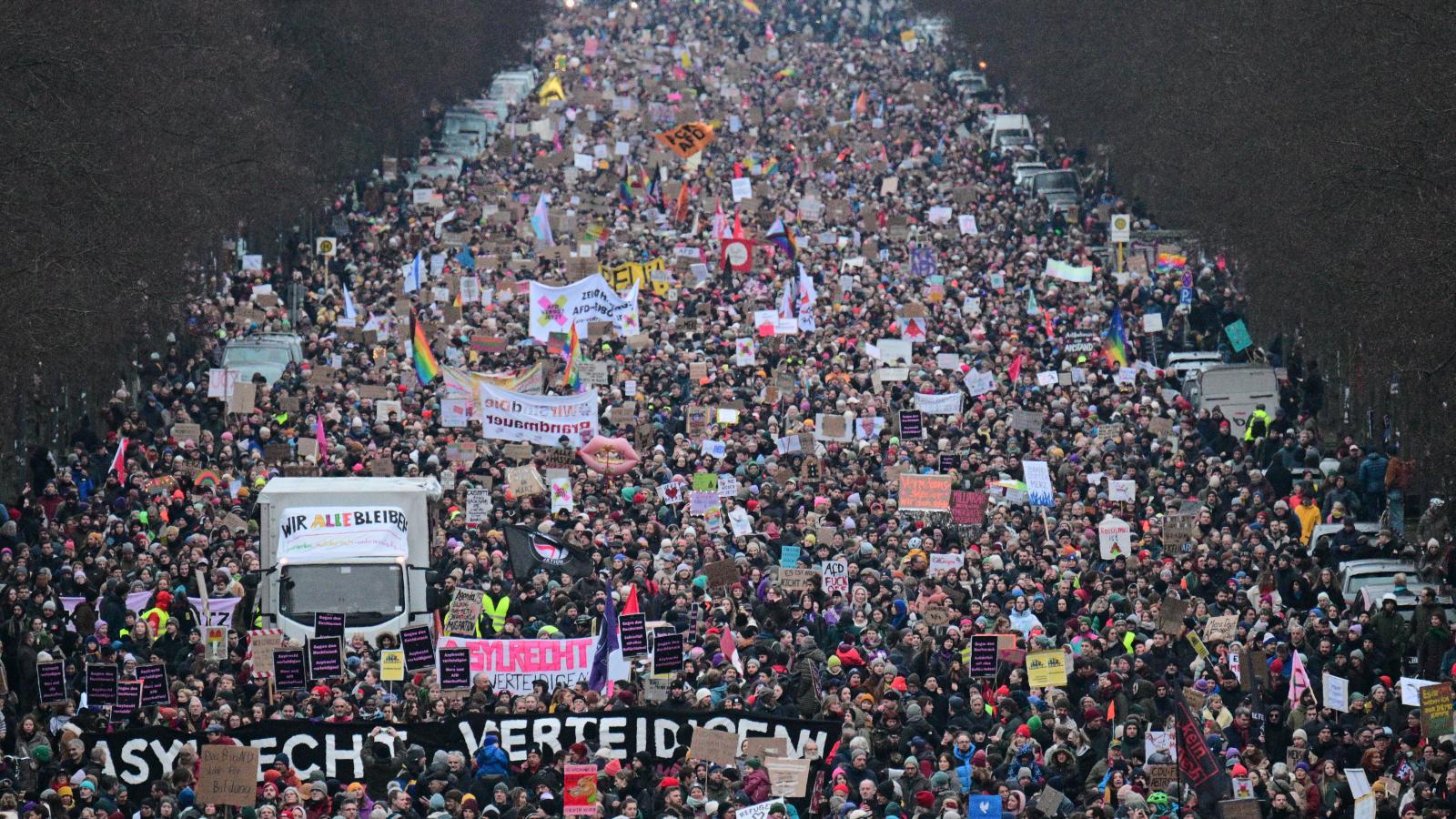 Tüntetők vonulnak Berlinben a szélsőjobboldali AfD-vel való együttműködés elleni demonstráción 2025. február 2-án.