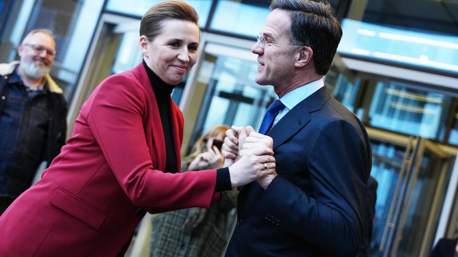 Mette Frederiksen dán miniszterelnök minden követ megmozgat. Tegnap Mark Rutte NATO-­főtitkárral egyeztetett Brüsszelben, ezt megelőzően az EU két vezető államának döntéshozóival tárgyalt