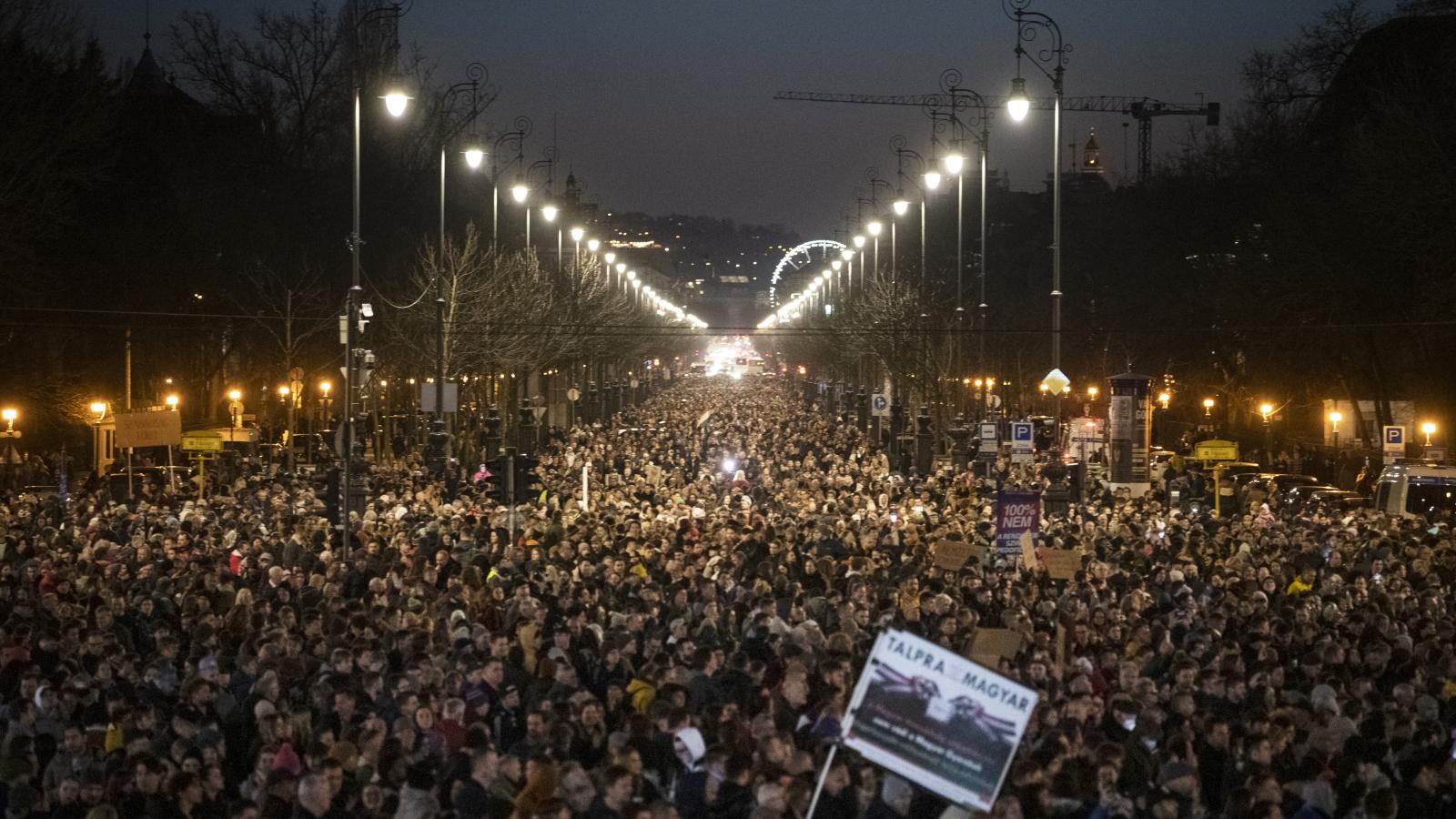 Odakint most szörnyek járnak - influenszerek szerveztek tömegtüntetést. 2024. február