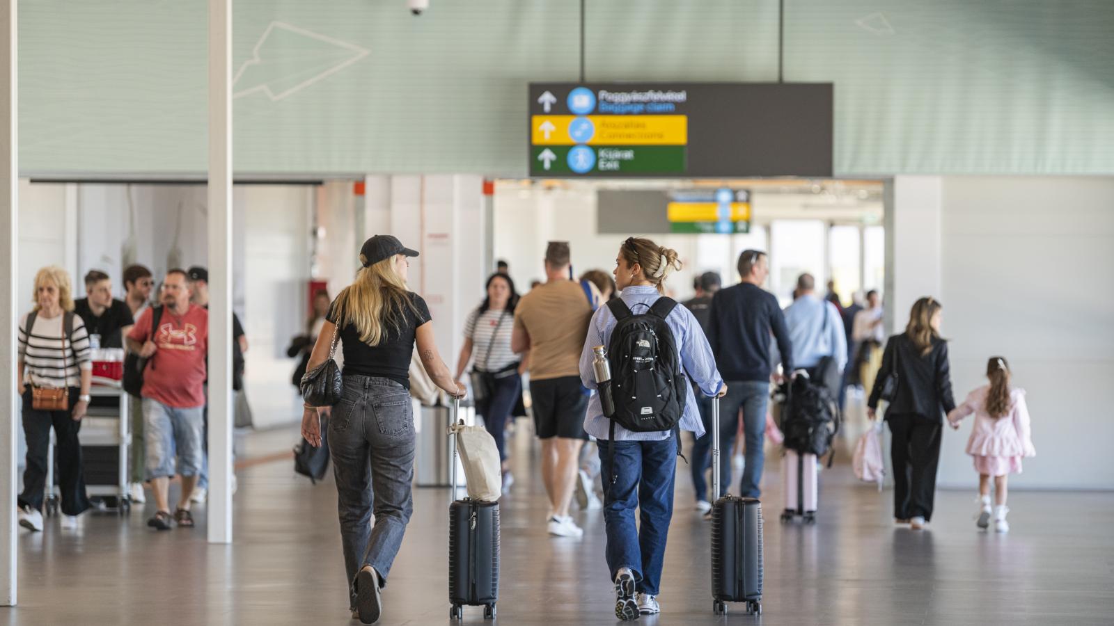 Vándorolnak a fiatalok külföldre. Erről a jelentésben egy-két érintőleges mondaton kívül egyáltalán nincs szó