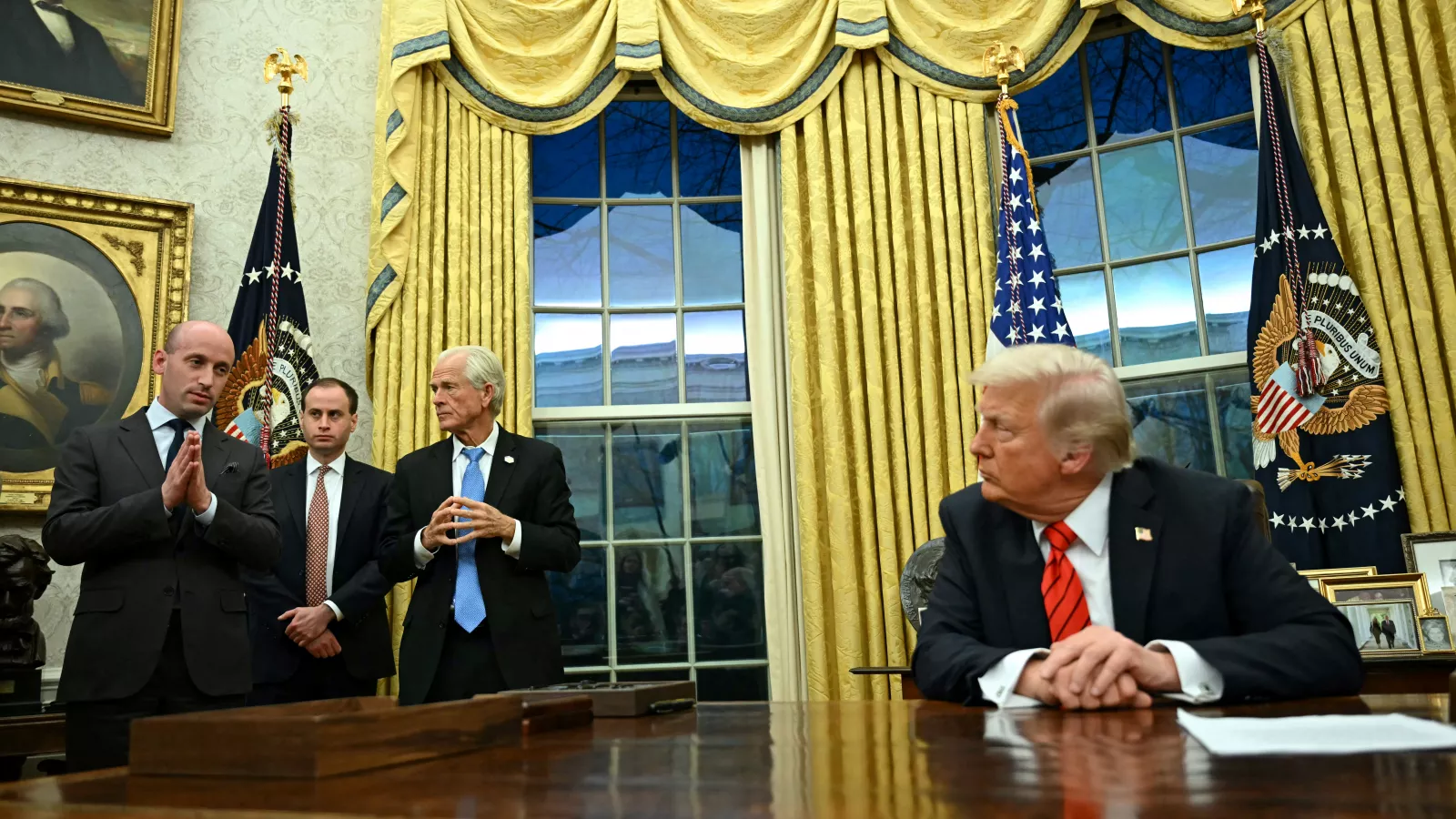Donald Trump és stábja az Ovális Irodában február 10-én 