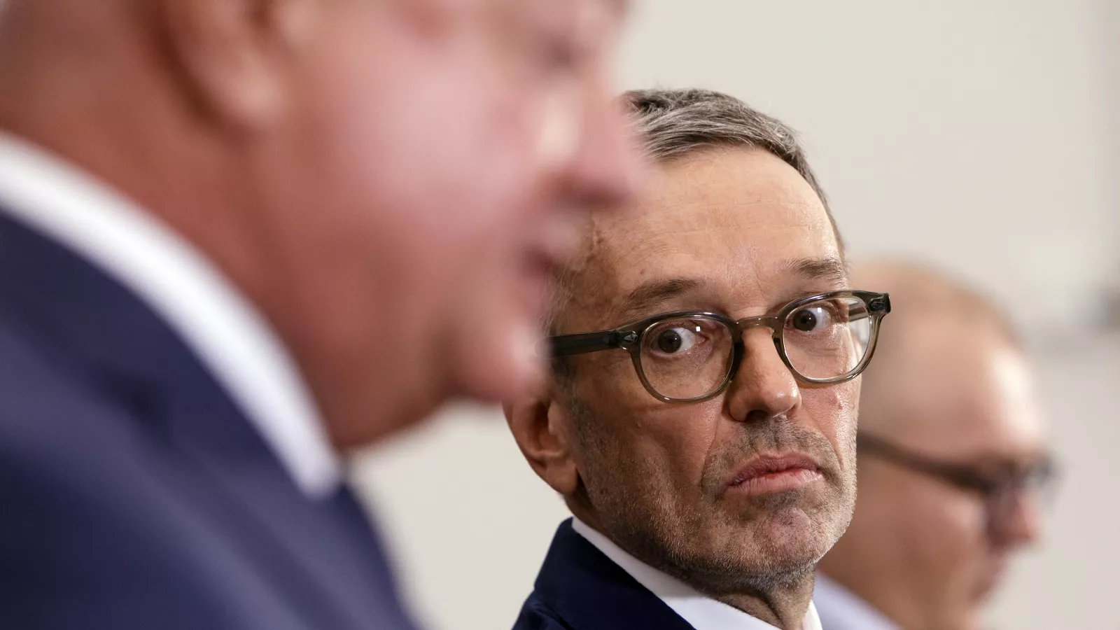 Nem nagy az összhang Herbert Kickl, az FPÖ elnöke (szemben) és Stocker ÖVP-vezető között