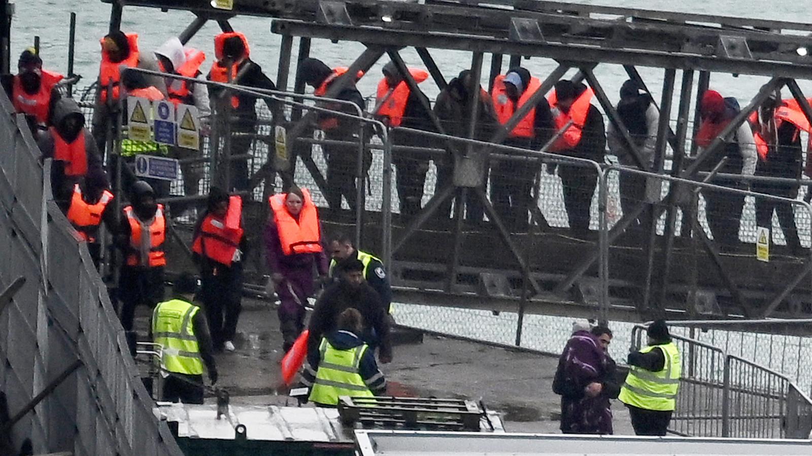 Keir Starmer munkáspárti kormánya a bevándorlási helyzet tarthatatlanságára és az egyre népszerűbb Reform UK nyomására reagálva vezette be szigorításait