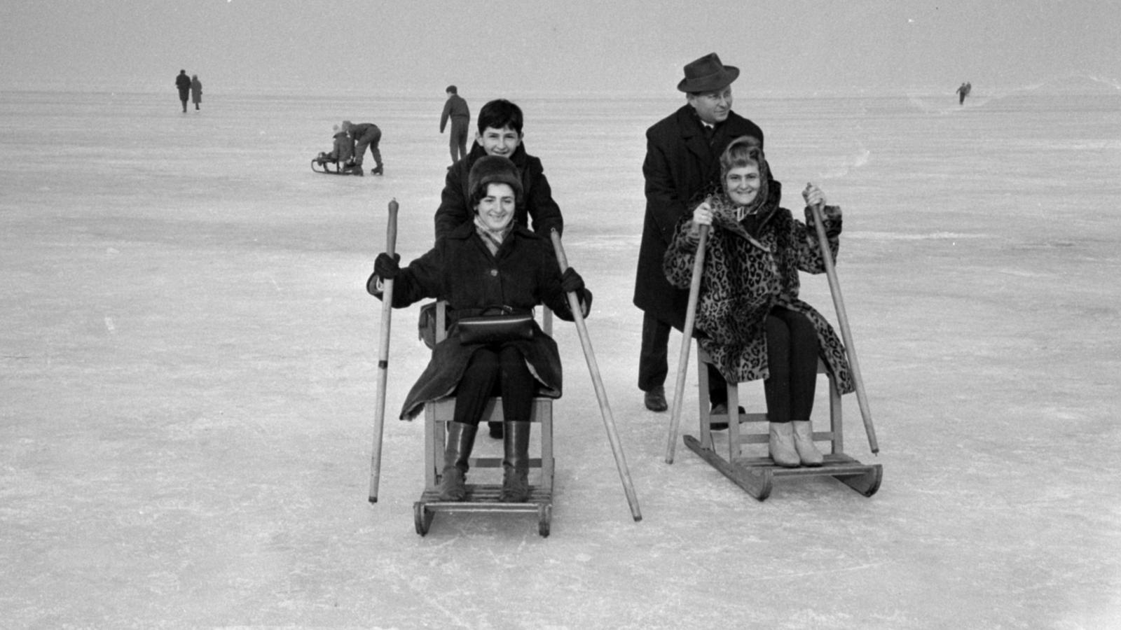 Fakutyázók a befagyott Balatonon, 1967-ben