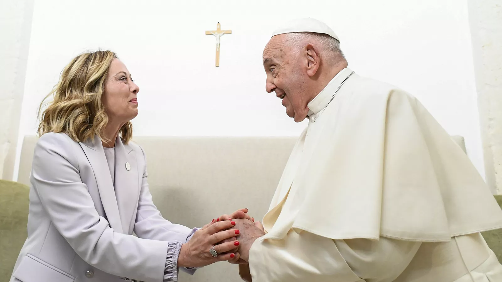 Giorgia Meloni köszönti Ferenc pápát Savelletriben a G7 csúcstalálkozón 2024. június 14-én