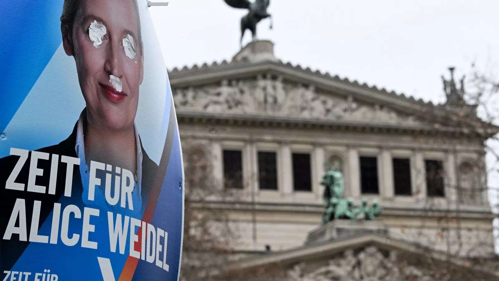 Frankfurtban nem túl népszerűek Alice Weidel plakátjai. Az AfD társelnöke szerint nem történt bűncselekmény