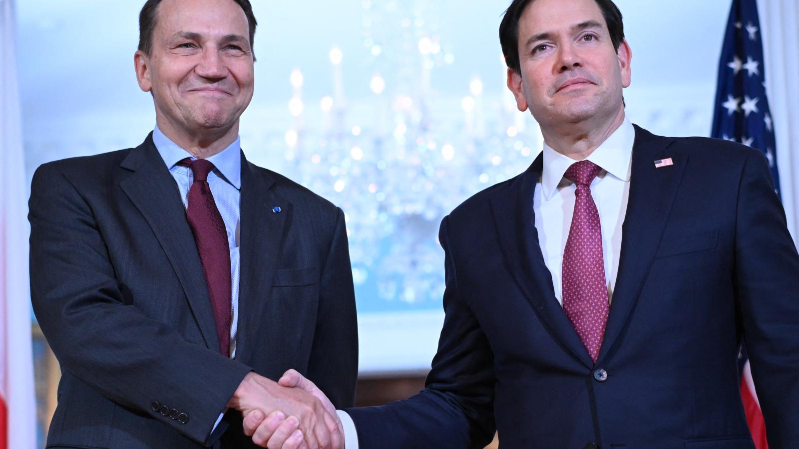 
Marco Rubio amerikai és Radoslaw Sikorski lengyel külügyminiszter Washingtonban 2025. február 21-én. 
