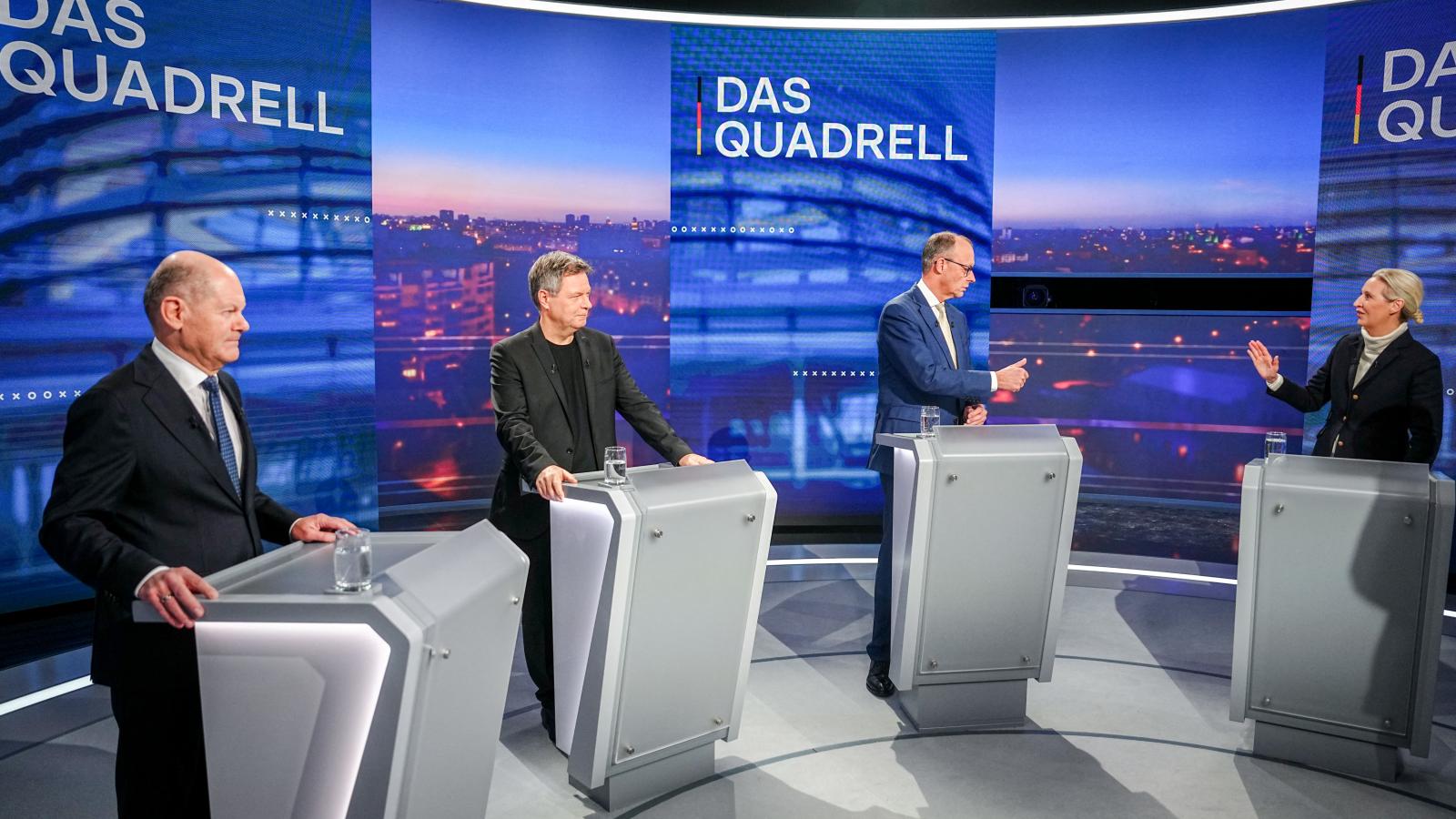 Összesen öt televíziós vitát rendeztek. Balról jobbra a kancellárjelöltek: Olaf Scholz (SPD), Robert Ha­beck (Zöldek), Friedrich Merz (CDU/CSU) és Alice Weidel (AfD)