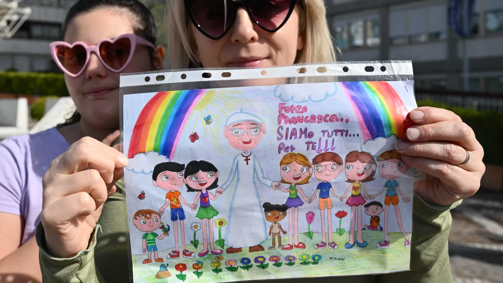 A Szentatyát különösen meghatották a gyerekek jókívánságai és rajzai