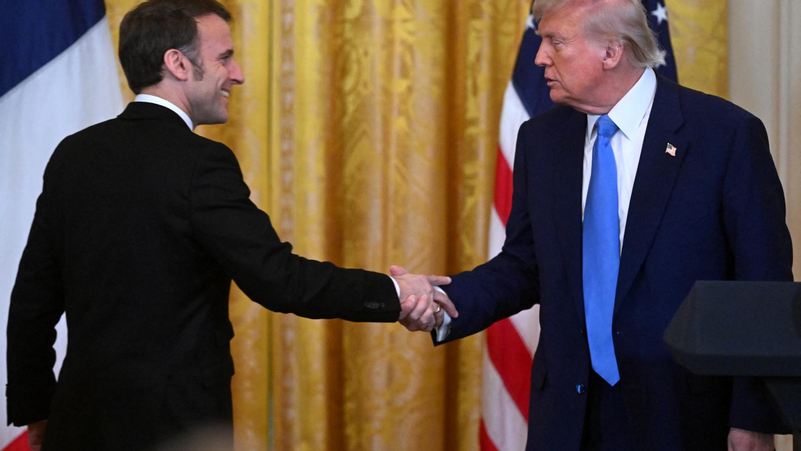 Emmanuel Macron francia és Donald Trump amerikai elnök a Fehér Házban 2025. február 24-én.