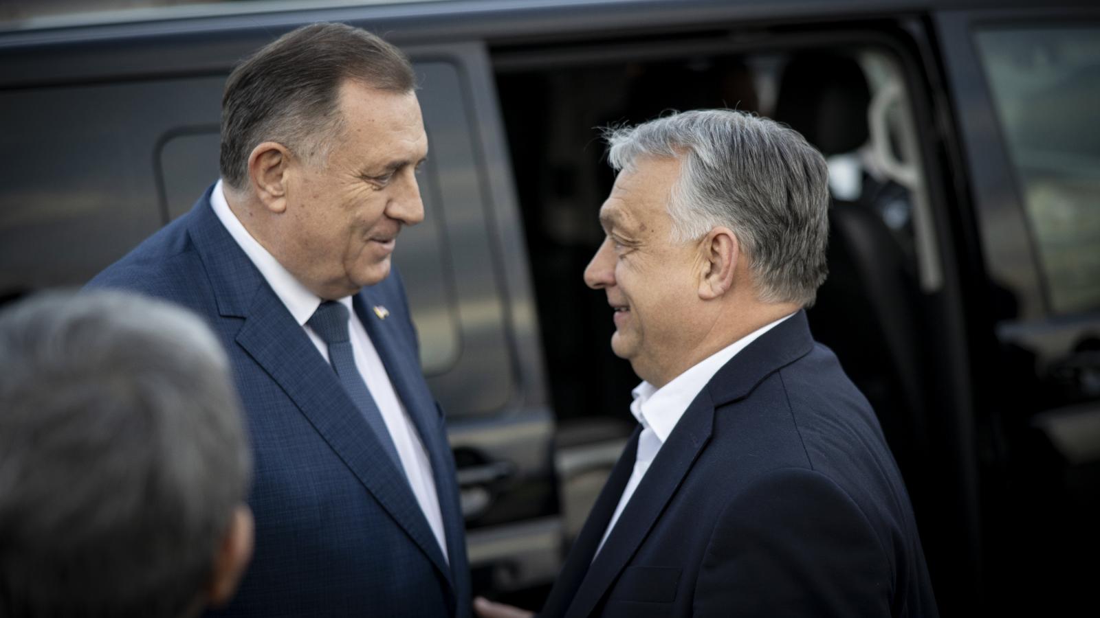 Orbán Viktor és Milorad Dodik Banja Luka repülőterén 2024. április 4-én 