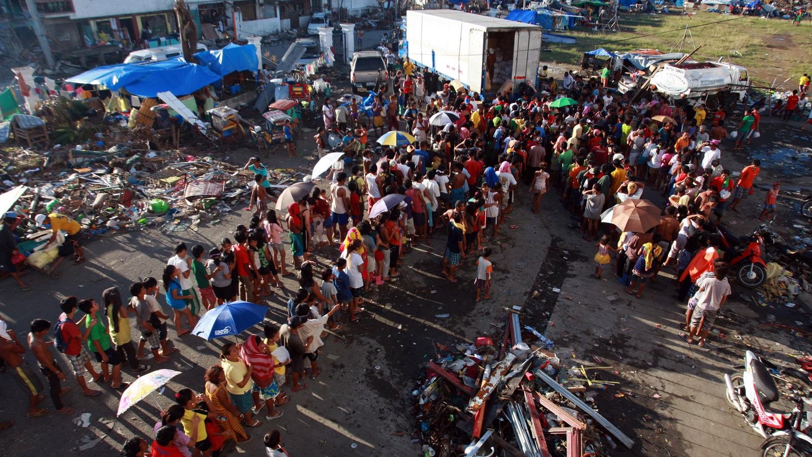 Segélyért állnak sorban a tájfun sújtotta Tacloban lakói. Fotó: Jeoffrey Maitem, Getty Images.