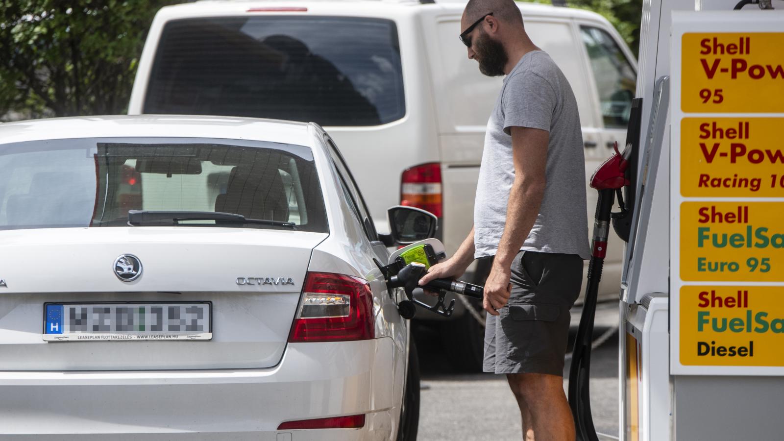 Egy autós átlagkeresetből egy évben 8 ezer litert benzint tudna venni