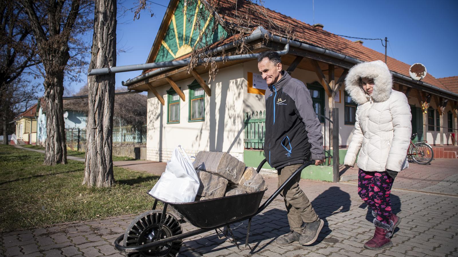 A kömlői Törőcsik Józsefnek segítenek az álláskeresésben, és a nagy hidegben extra brikett-­csomagot is kapott