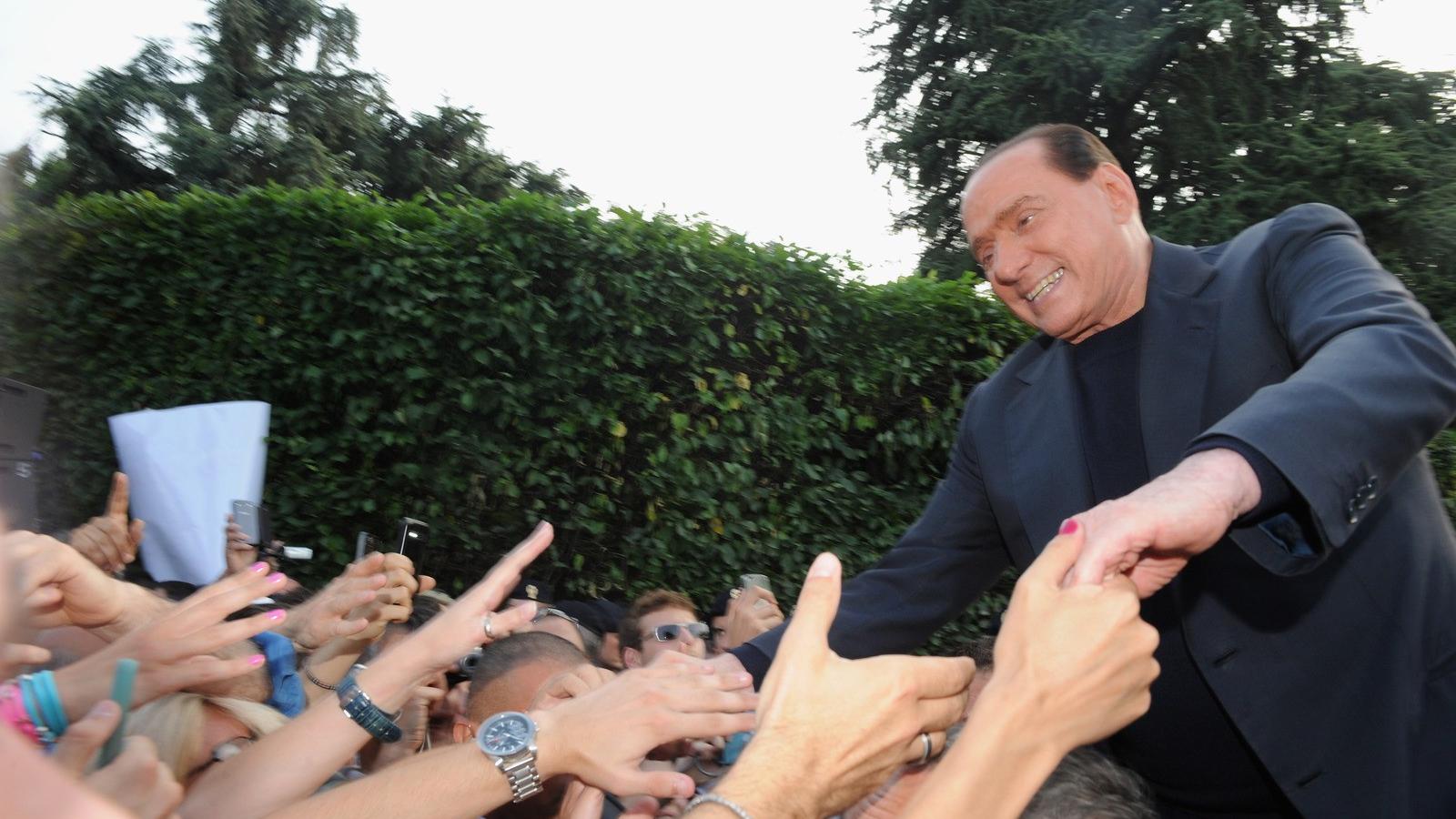 Silvio Berlusconi San Martino-i háza előtt fogadta lelkes hívei gratulációit, még a nyáron. Fotó: Pier Marco Tacca/Getty Images.