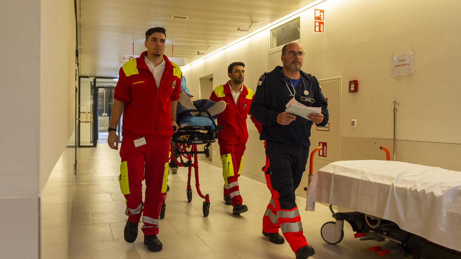  Osztrák mentők beteggel a bécsi kórházban. Ha magyar páciensről van szó, akkor a HYDRA-rendszeren keresztül kell, pontosabban kellene egyeztetni az ellátás költségeit