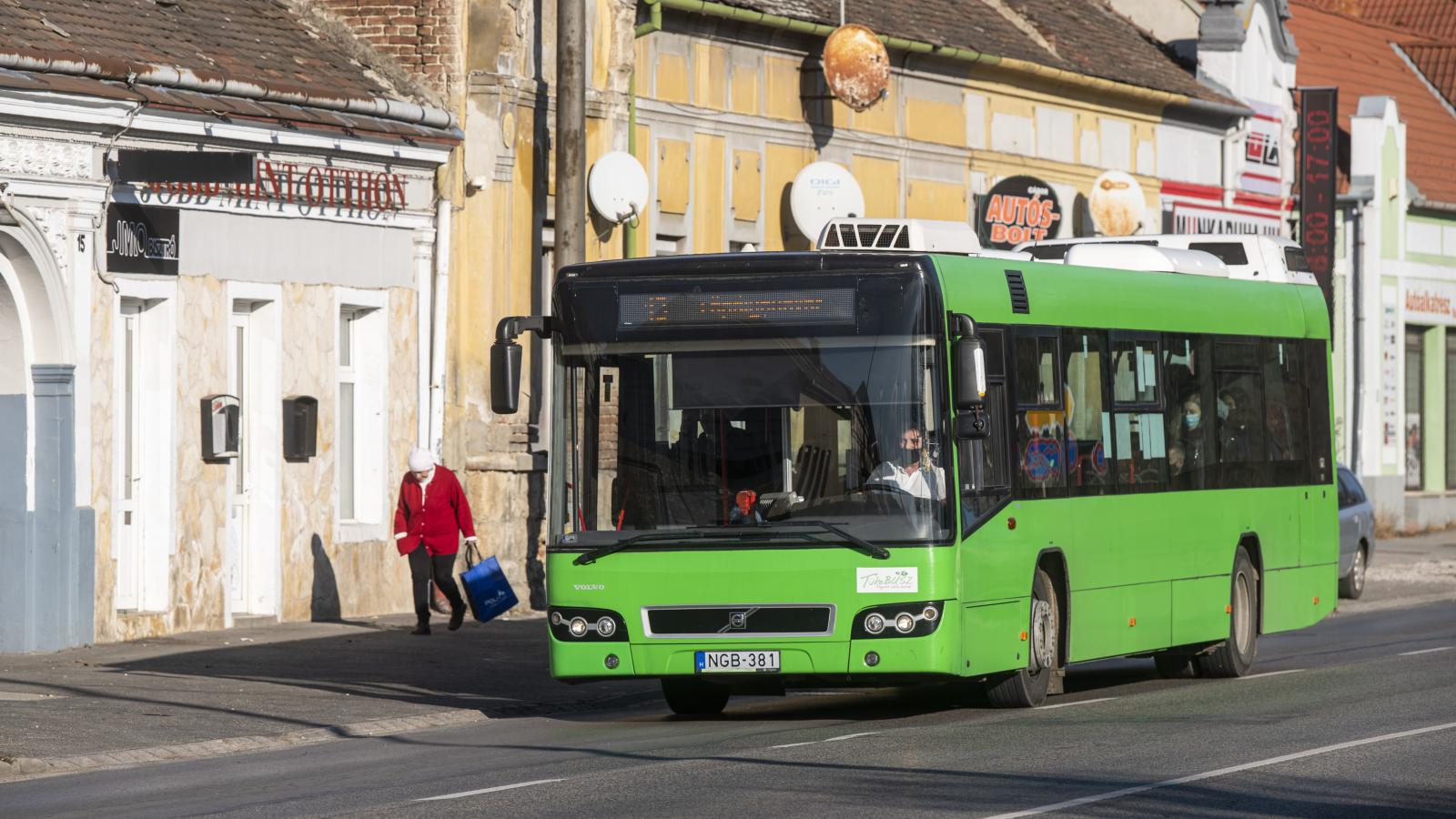 Pécs, zöld Volvo buszok