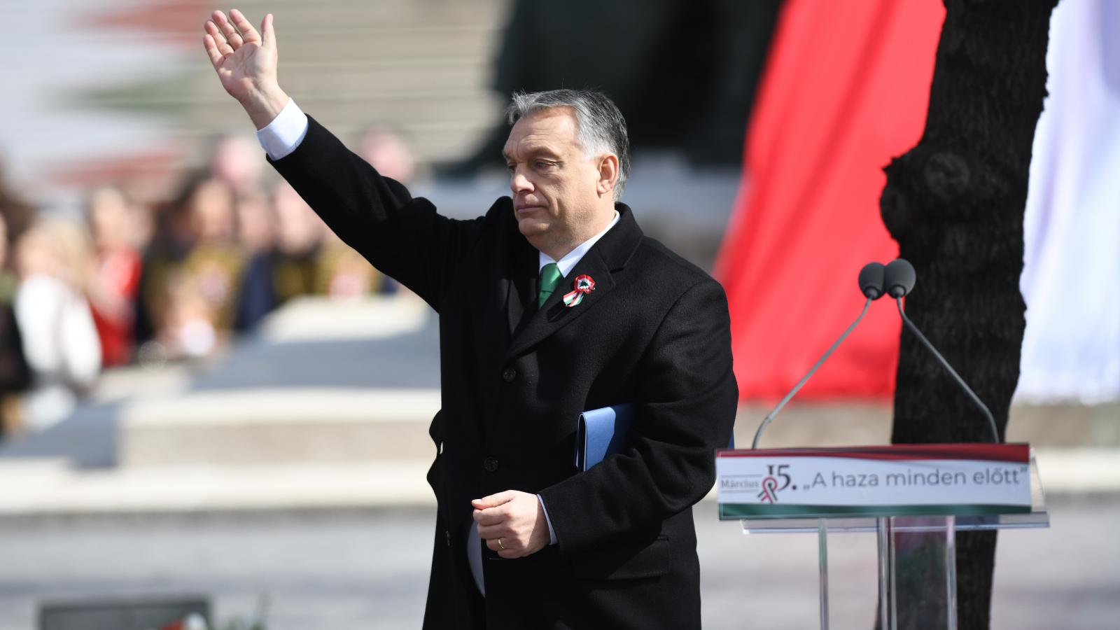 Új szlogenünk, hogy „Világ fasisztái, egyesüljetek!”