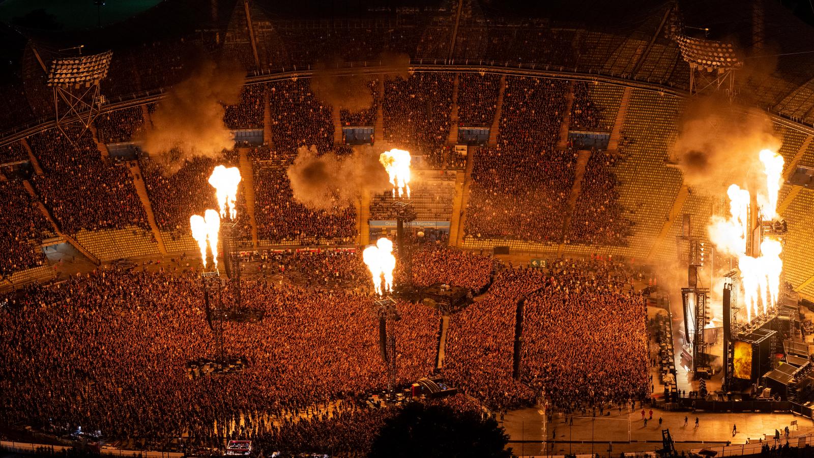 A német Rammstein 2023-ban két telt házas koncertet is adott a Puskás Arénában.  A felvétel a zenekar müncheni fellépésén készült