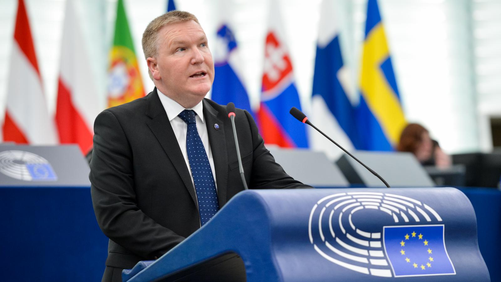 Michael McGrath, az Európai Bizottság demokráciáért, igazságszolgáltatásért és jogállamiságért felelős biztosa. Találkozik azokkal is, akiket Orbán Viktor poloskákhoz hasonlított