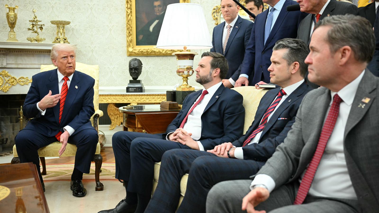 Donald Trump elnök, JD Vance alelnök, Pete Hegseth védelmi miniszter és Mike Waltz nemzetbiztonsági tanácsadó a Fehér Házban március 13-án