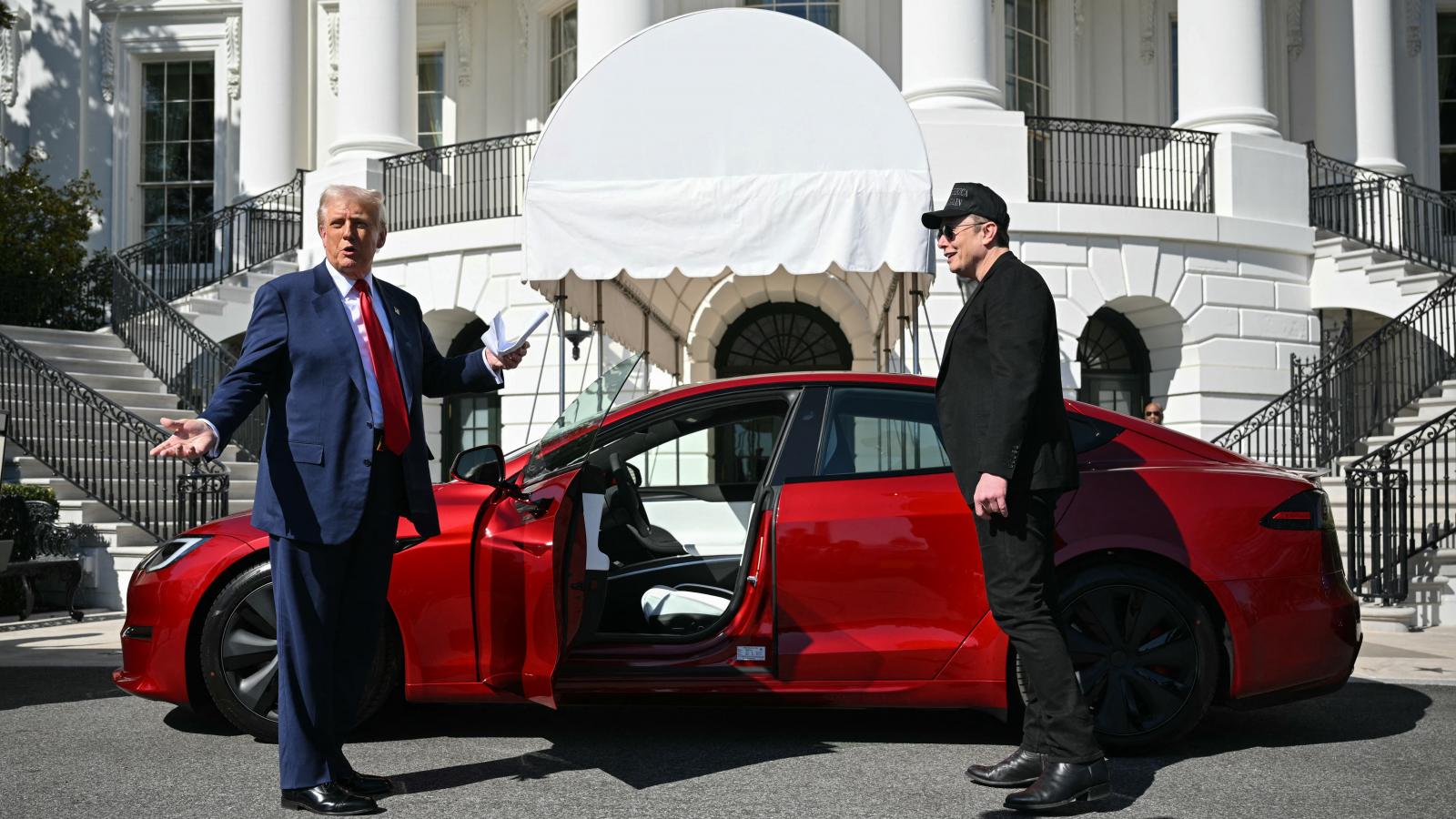 Trump és Musk barátsága komoly jogi aggályokat vet fel az üzletembernek nyújtott állami támogatások jogszerűségét illetően