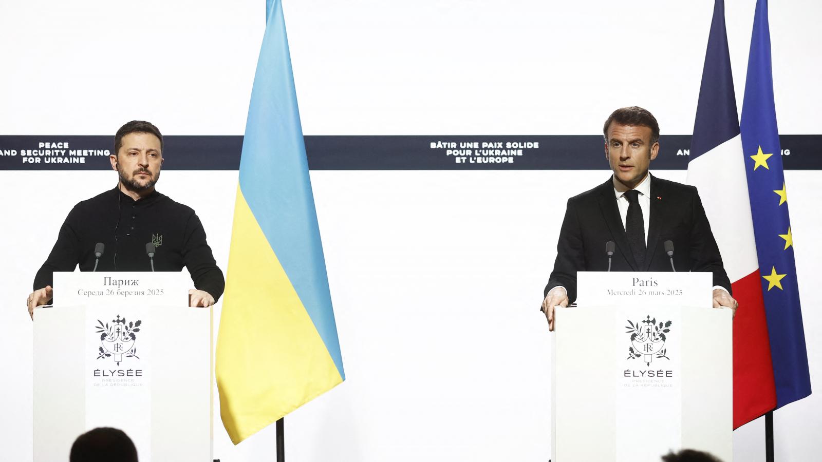 Emmanuel Macron francia elnök és Volodimir Zelenszkij ukrán államfő sajtótájékoztatót tart a párizsi Élysée-palotában 2025. március 26-án. 